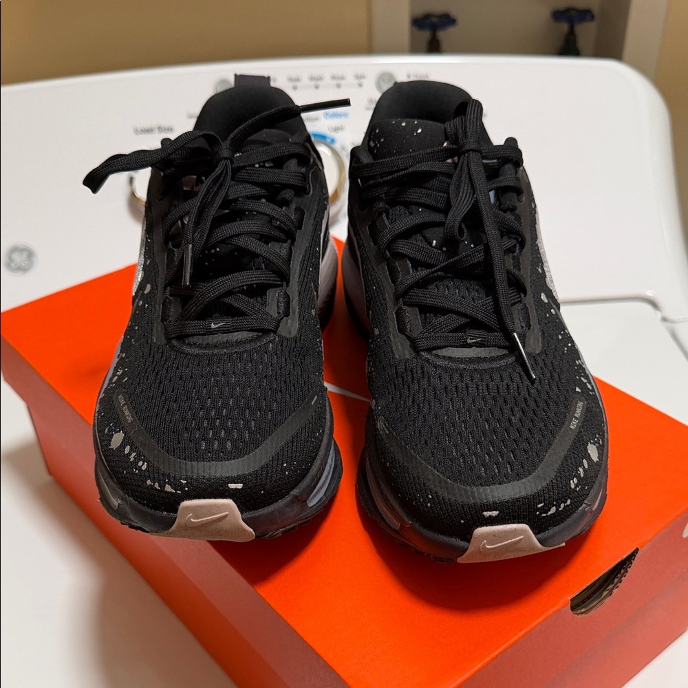 Women’s Nike Vomero 18 SE - Picture 2 of 5